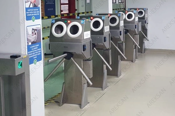 Yere ve duvara monte turnikeli hijyen koridoru, hijyen bariyeri ve turnikesi ile temizlik sağlar.