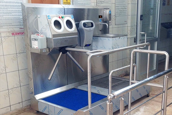 Evyeli turnikeli hijyen hattı, hijyen bariyeri ve hijyen koridoru ile kullanıcıların dezenfekte edilmesini sağlar.