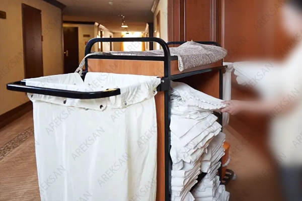 Raflı ve torbalı otel kat hizmet arabası