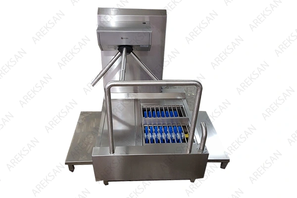 Yatay fırçalı çıkış turnikeli hijyen koridoru, hijyen bariyeri sağlar.