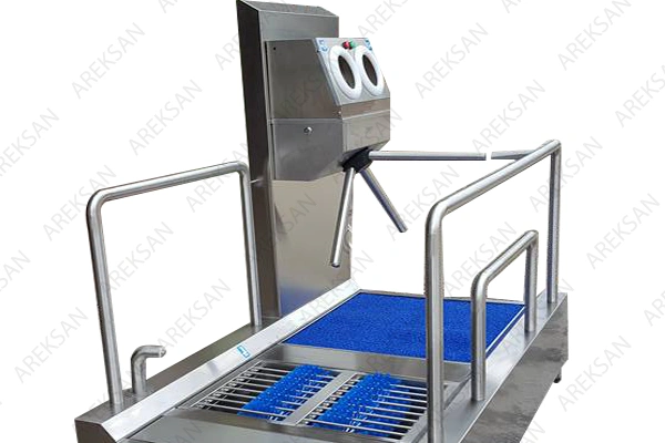 Yatay fırçalı hijyen koridoru, temizlik için etkili bir çözüm sunar.