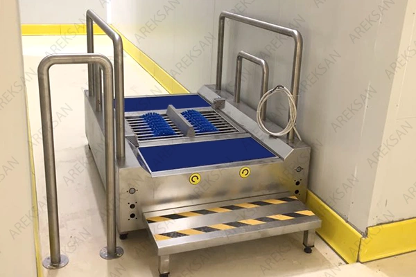 Yatay fırçalı hijyen koridoru, ayak dezenfeksiyon hattı ile güvenli geçiş sağlar.