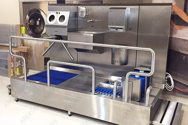 Yatay ve dikey fırçalı eviyeli hijyen turnikesi, hijyen geçişini güvenli hale getirir.