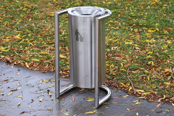 Çocuk parkları ve okul çevrelerinde kullanıma uygun renkli dış mekan çöp kovası