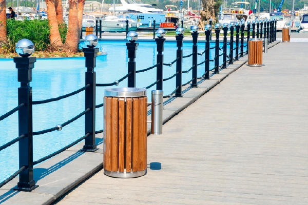 ahşap çöp kovaları