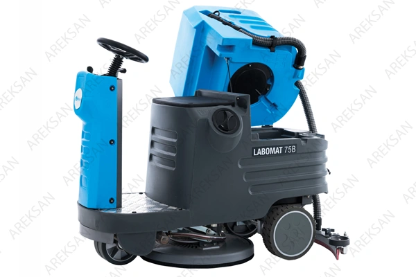 Binicili akülü zemin temizleme makinesi ile geniş alanlarda etkili temizlik