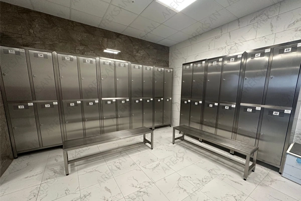 Paslanmaz çelik soyunma dolabı – Gıda üretim tesislerinde hijyen ve düzeni sağlayan dayanıklı dolaplar.