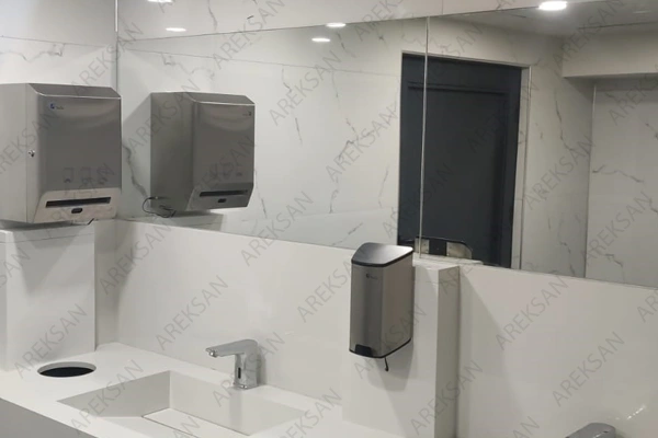 Paslanmaz çelik sensörlü kağıt havlu makinesi, hijyenik ve pratik kullanım için ideal bir el kurutma cihazıdır.