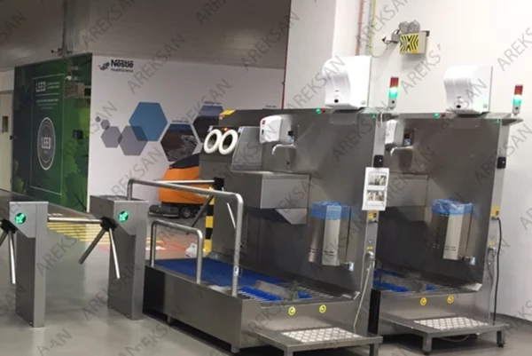 Yatay fırçalı hijyen turnikesi, entegre el dezenfektanı ve ayak tabanı temizleme ünitesi ile paslanmaz çelikten üretilmiş sistem.